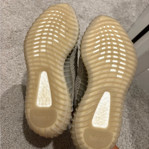 Yeezy Boost 350 V2 - Cream and Black - Picture 4 of 6